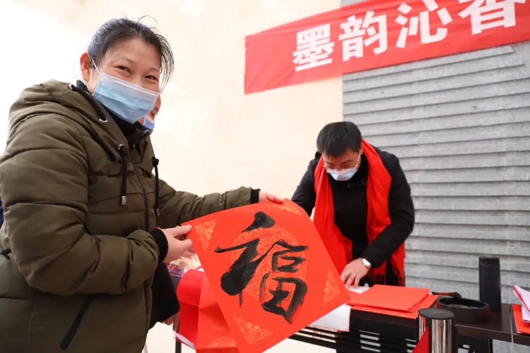 【翰墨迎春】宿遷市書法家協(xié)會書法家走進市鐘吾醫(yī)院寫春聯(lián)、送祝福(圖4)